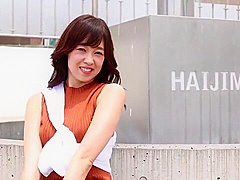 艶やかな四十路の人妻が美スタイルで色っぽく感じる