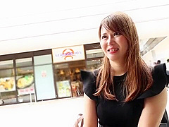 色気溢れる美人妻が手マンで濡れまくり大開脚で感じまくる